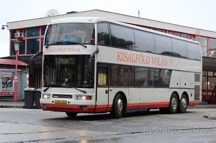 IMG_10991.JPG - A GWX-081 Pécsre indul. Ez a jármű volt a Győr-Budapest vonal állandó busza.